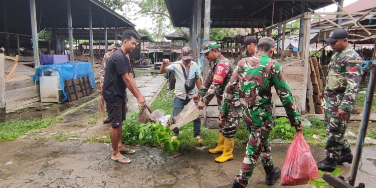 Wujudkan Lingkungan Bersih dan Sehat, TNI dan Masyarakat Bersatu Bersihkan Pasar Pantai Hambawang
