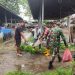 Wujudkan Lingkungan Bersih dan Sehat, TNI dan Masyarakat Bersatu Bersihkan Pasar Pantai Hambawang