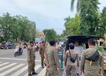 Satpol PP Tertibkan PKL Sepanjang Eks Kantor Bupati Kotabaru