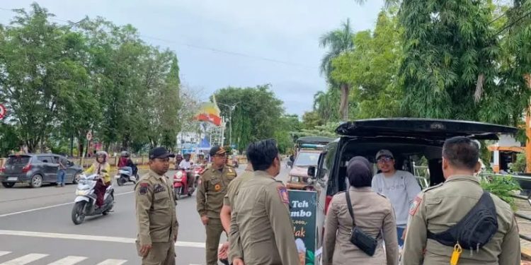 Satpol PP Tertibkan PKL Sepanjang Eks Kantor Bupati Kotabaru