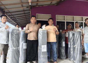 Mustakim Turun Langsung Bagikan Bantuan Alat Tangkap Ikan