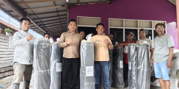 Mustakim Turun Langsung Bagikan Bantuan Alat Tangkap Ikan