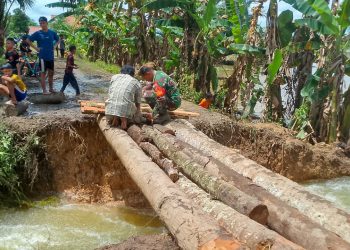Babinsa dan Warga Masiraan Gotong Royong Bangun Jembatan Darurat
