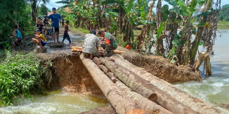 Babinsa dan Warga Masiraan Gotong Royong Bangun Jembatan Darurat