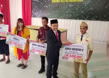Pemkab Tanbu Serahkan Hadiah kepada Pemenang Lomba Napak Tilas Mengenang Pahlawan 7 Februari