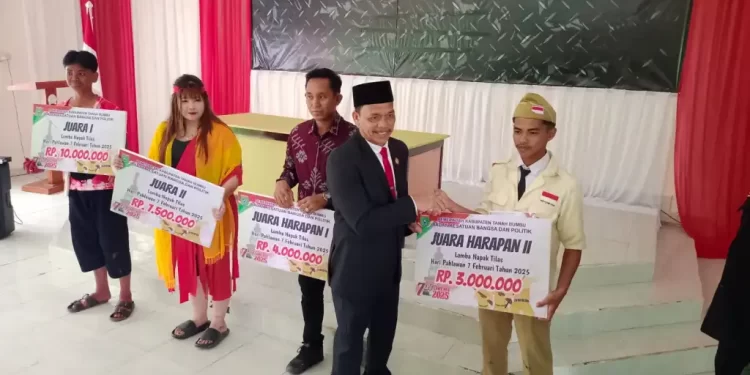 Pemkab Tanbu Serahkan Hadiah kepada Pemenang Lomba Napak Tilas Mengenang Pahlawan 7 Februari