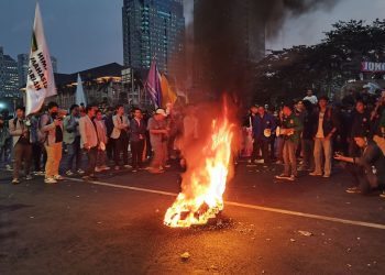 Demo ‘Indonesia Gelap’, Massa Bakar Ban di Depan Patung Kuda Jakpus