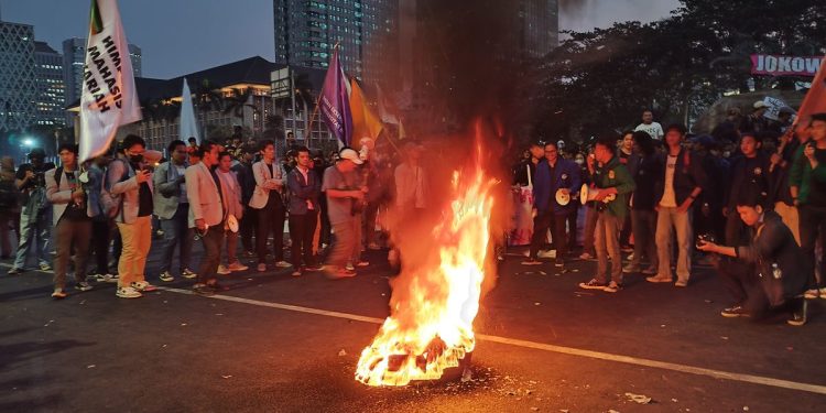 Demo ‘Indonesia Gelap’, Massa Bakar Ban di Depan Patung Kuda Jakpus