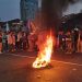Demo ‘Indonesia Gelap’, Massa Bakar Ban di Depan Patung Kuda Jakpus