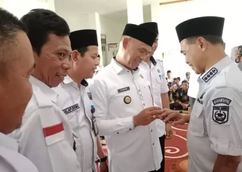 Kepala Desa di Kusan Hulu Berikan Cenderamata untuk Zairullah