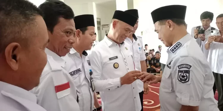 Kepala Desa di Kusan Hulu Berikan Cenderamata untuk Zairullah