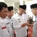 Kepala Desa di Kusan Hulu Berikan Cenderamata untuk Zairullah