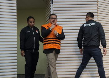 Sekjen PDIP Ditahan KPK, Kenakan Rompi Oranye dan Tangan Terborgol