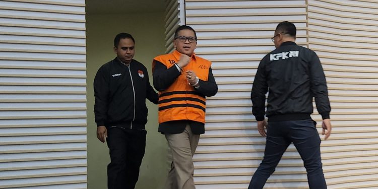 Sekjen PDIP Ditahan KPK, Kenakan Rompi Oranye dan Tangan Terborgol