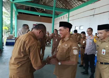 Penguatan Program SDSM dan Gerakan Cuci Kaki Ibu, Bupati Tanbu Kunjungi Satui