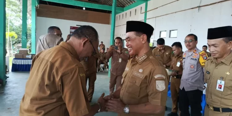 Penguatan Program SDSM dan Gerakan Cuci Kaki Ibu, Bupati Tanbu Kunjungi Satui