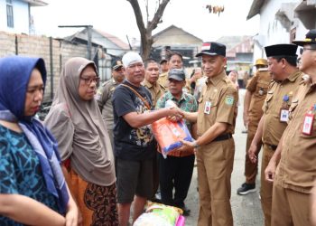 Ambo Sakka Serahkan Bantuan untuk Warga Terdampak Kebakaran di Gang PLN
