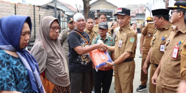 Ambo Sakka Serahkan Bantuan untuk Warga Terdampak Kebakaran di Gang PLN