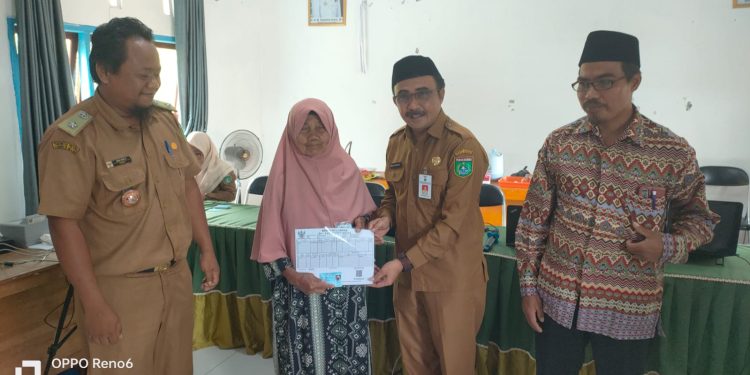 Jemput Bola, Disdukpencapil Tanbu Gelar Pelayanan Keliling di Desa Karang Rejo