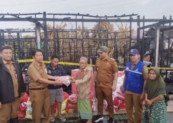 Pemkab Tanbu Serahkan Bantuan untuk Warga Terdampak Kebakaran di Jalan Pelita