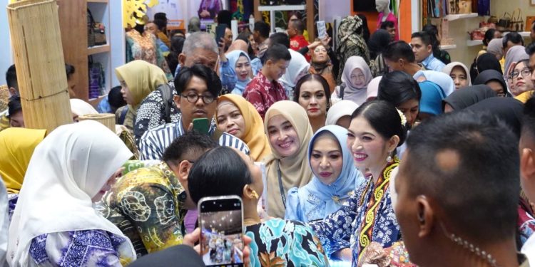 Stand Kalsel Dikunjungi Istri Wapres, Hj Fathul Jannah Promosikan Produk UMKM Banua