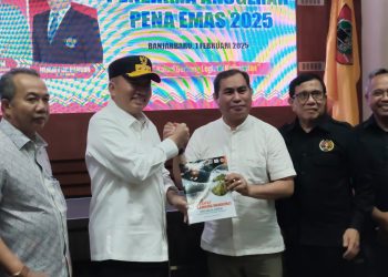 PWI Anugerahi Gubernur Kalsel H Muhidin Pena Emas pada Puncak HPN 2025