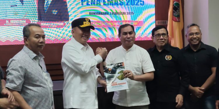 PWI Anugerahi Gubernur Kalsel H Muhidin Pena Emas pada Puncak HPN 2025