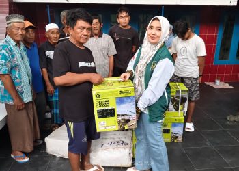 Anggota DPRD Kotabaru Amalia Beri Bantuan kepada Nelayan