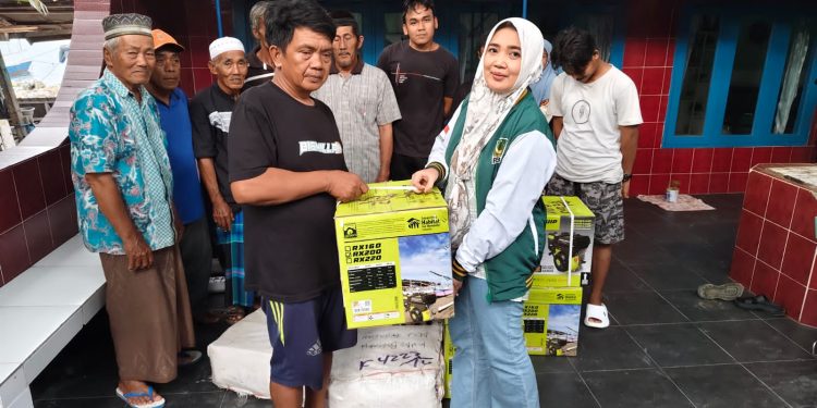 Anggota DPRD Kotabaru Amalia Beri Bantuan kepada Nelayan