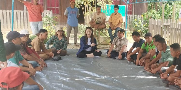 Legislator Nasdem Serahkan Bantuan untuk Warga Terdampak Banjir di Dusun Mumput