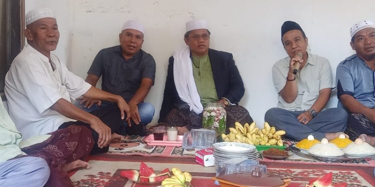 Legislator PKB Serahkan Bantuan Alat Tangkap untuk Nelayan Desa Rampa