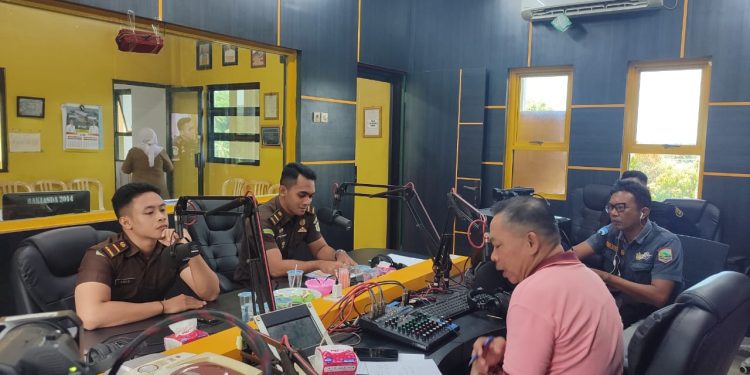 Kejari Sosialisasikan Program Jaga Desa Lewat Talkshow Radio Gema Saija-an