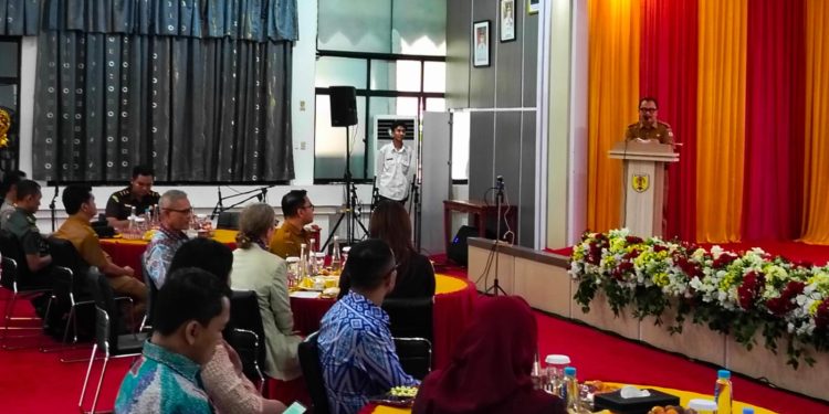 Puluhan Guru di HST Sambut Kunjungan Delegasi Cambridge University Press and Assessment UK
