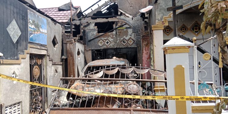 Terdengar Suara Ledakan, Rumah dan Mobil Pensiunan PNS Ludes Terbakar