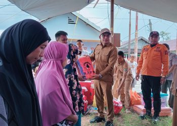 Wakil Bupati Kotabaru Serahkan Bantuan untuk Korban Kebakaran Gunung Mandar