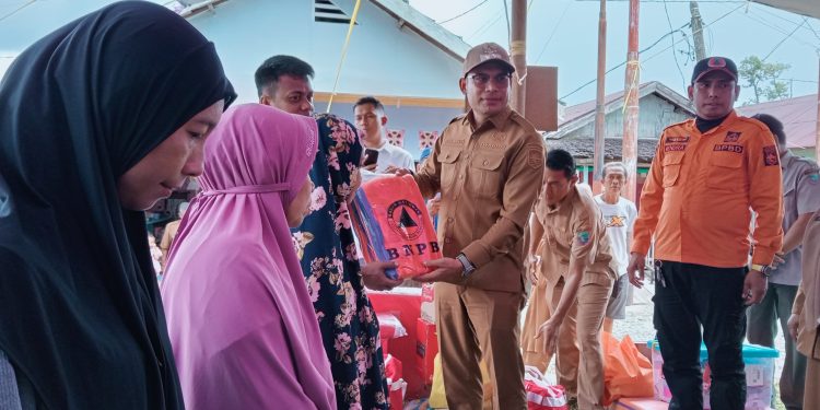 Wakil Bupati Kotabaru Serahkan Bantuan untuk Korban Kebakaran Gunung Mandar
