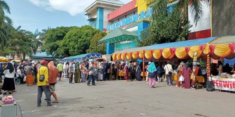 Sambut Ramadan 2025, Diskoperindag Kotabaru Gelar Pasar Murah di Halaman Pasar Limbur Raya