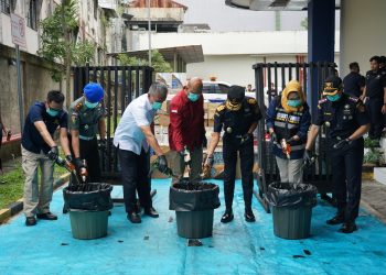 Jutaan Batang Rokok Ilegal dan Ratusan Ribu Liter Minuman Beralkohol Dimusnahkan