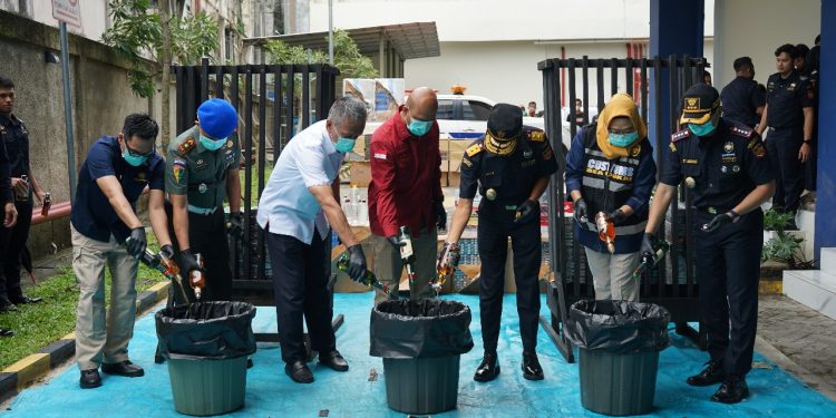 Jutaan Batang Rokok Ilegal dan Ratusan Ribu Liter Minuman Beralkohol Dimusnahkan