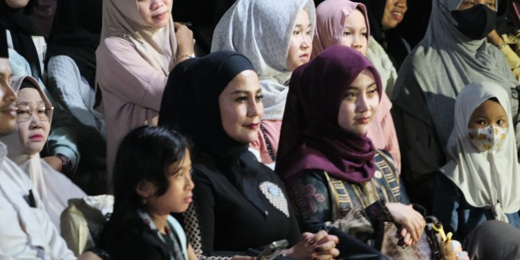 Ketua TP PKK HST Antusias Nonton Lomba Bagarakan Sahur