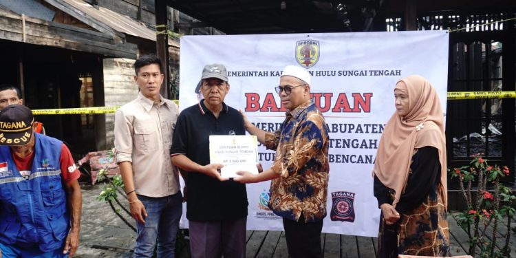 Wakil Bupati HST Serahkan Bantuan untuk Korban Kebakaran di Komplek DPRD