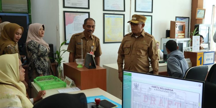 Bupati Instruksikan Disdukcapil Pentingnya Pelayanan Cepat dan Transparan