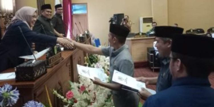 Andi Rudi Latif Apresiasi Pandangan Umum Fraksi DPRD terhadap Raperda Riset dan Inovasi Daerah