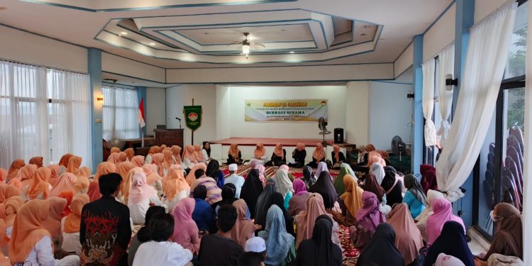 DWP Kotabaru Bagikan Ratusan Paket Sembako untuk Masyarakat