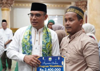 Syairi Mukhlis Serahkan Bantuan untuk Warga Kelumpang Hilir dan Selatan