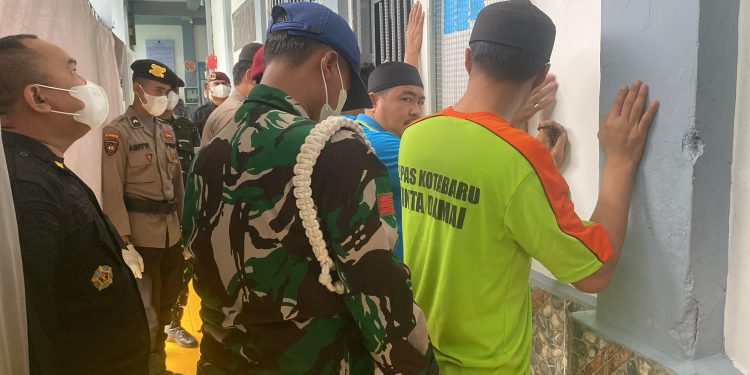Petugas Gabungan Razia Kamar Hunian Lapas Kotabaru, Ini yang Ditemukan