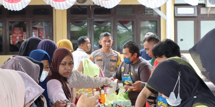 Warga Antusias Kunjungi Bazar Ramadan Gelaran Polres HST