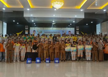 Bupati Kotabaru Berbagi Kebahagian Bersama Petugas Kebersihan