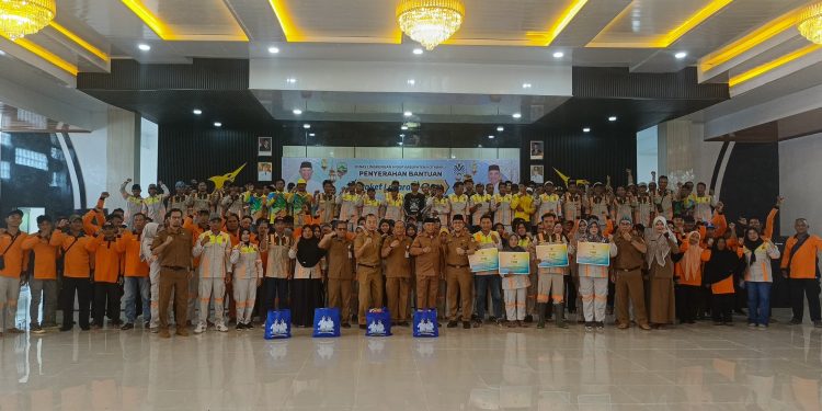 Bupati Kotabaru Berbagi Kebahagian Bersama Petugas Kebersihan
