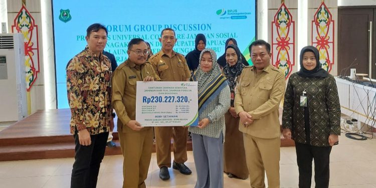 BPJS Ketenagakerjaan Kapuas Serahkan Santunan Kecelakaan Kerja dan Kematian